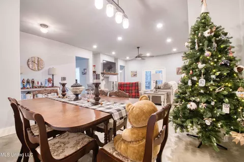 Dining - 301 Summer Oaks Dr, Lamar, MS 38642 photo 3 of 3