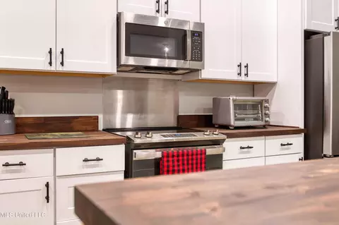 Kitchen - 301 Summer Oaks Dr, Lamar, MS 38642 photo 5 of 6