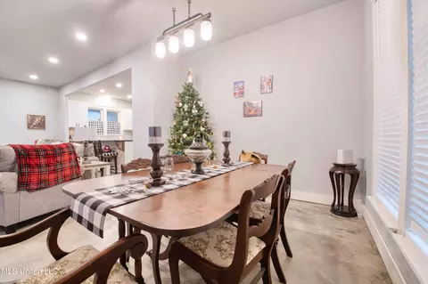 Dining - 301 Summer Oaks Dr, Lamar, MS 38642 photo 2 of 3