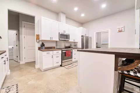 Kitchen - 301 Summer Oaks Dr, Lamar, MS 38642 photo 2 of 6