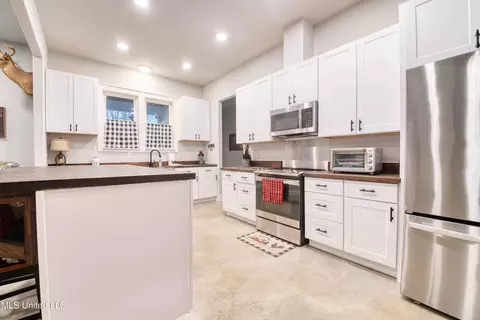 Kitchen - 301 Summer Oaks Dr, Lamar, MS 38642 photo 3 of 6