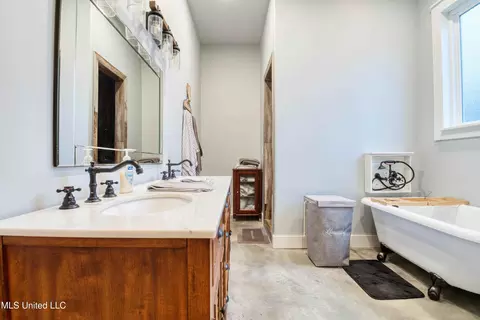 Bath - 301 Summer Oaks Dr, Lamar, MS 38642 photo 4 of 5