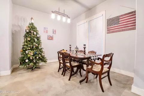 Dining - 301 Summer Oaks Dr, Lamar, MS 38642 photo 1 of 3