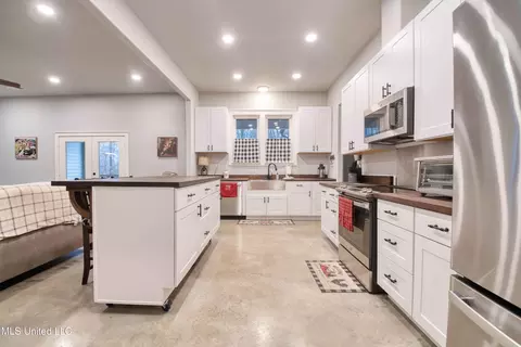 Kitchen - 301 Summer Oaks Dr, Lamar, MS 38642 photo 4 of 6