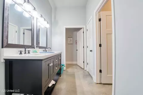 Bath - 301 Summer Oaks Dr, Lamar, MS 38642 photo 1 of 5