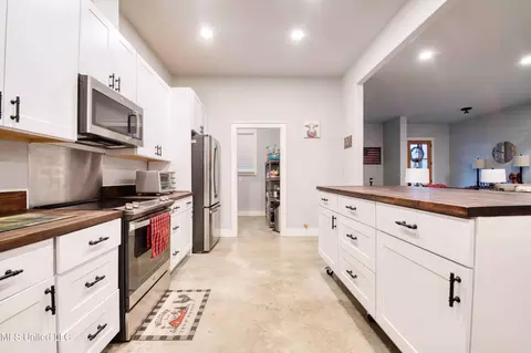 Kitchen - 301 Summer Oaks Dr, Lamar, MS 38642 photo 6 of 6