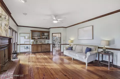 Living - 486 Saint Augustine Dr, Madison, MS 39110 photo 2 of 4