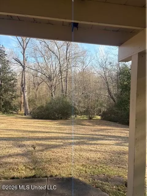 Exterior - 200 Gloucester Rd, Natchez, MS 39120 photo 2 of 6