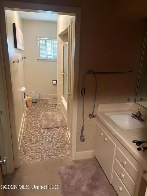 Bath - 200 Gloucester Rd, Natchez, MS 39120 photo 1 of 1