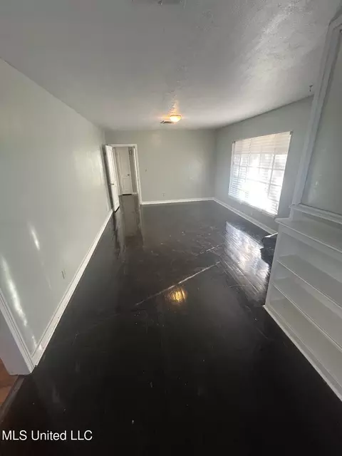 Living - 1054 Matthews Ave, Jackson, MS 39209 photo 1 of 3