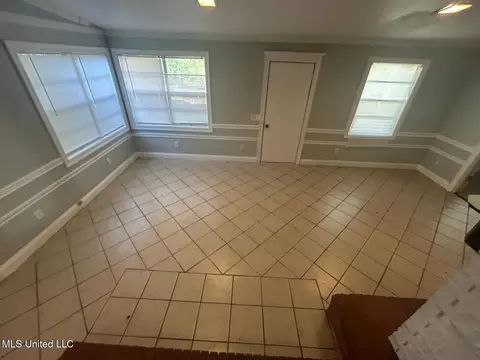 Living - 1054 Matthews Ave, Jackson, MS 39209 photo 2 of 3