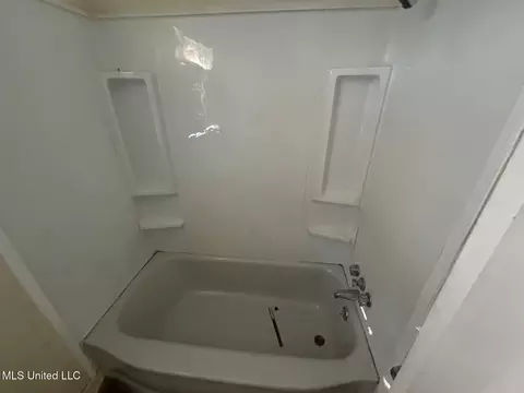 Bath - 1054 Matthews Ave, Jackson, MS 39209 photo 2 of 2