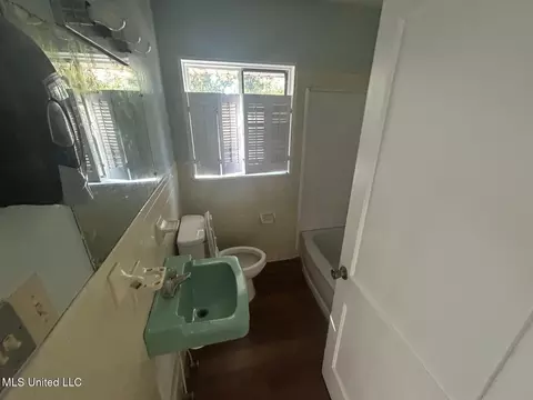 Bath - 1054 Matthews Ave, Jackson, MS 39209 photo 1 of 2