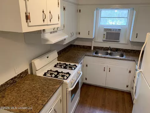 Kitchen - 1066 Branch St, Jackson, MS 39212 photo 2 of 4