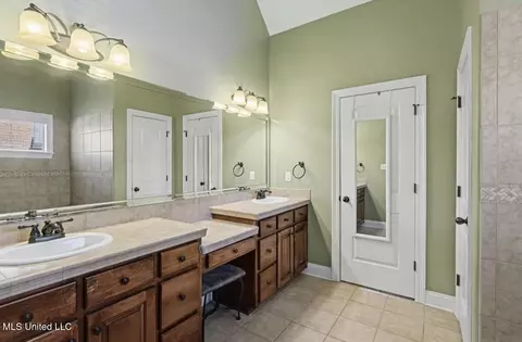 Bath - 1884 W Keenlan Dr, Hernando, MS 38632 photo 1 of 3