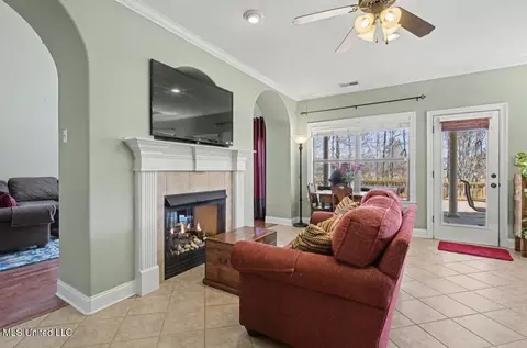 Living - 1884 W Keenlan Dr, Hernando, MS 38632 photo 2 of 2