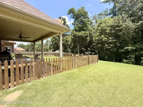Exterior - 1884 W Keenlan Dr, Hernando, MS 38632 photo 7 of 10