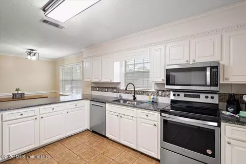 Kitchen - 939 Tenby Dr, Brandon, MS 39047 photo 2 of 3