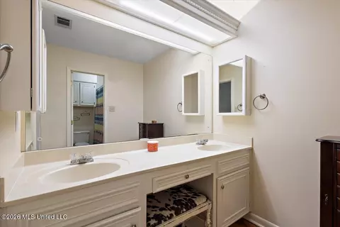 Bath - 939 Tenby Dr, Brandon, MS 39047 photo 1 of 2