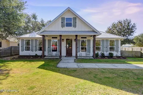 802 Old Spanish Trl, Bay Saint Louis, MS 39520