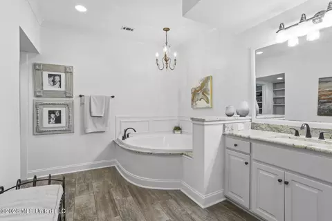 Bath - 429 Cherry Hill Dr, Madison, MS 39110 photo 1 of 3