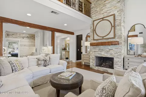 Living - 429 Cherry Hill Dr, Madison, MS 39110 photo 2 of 3