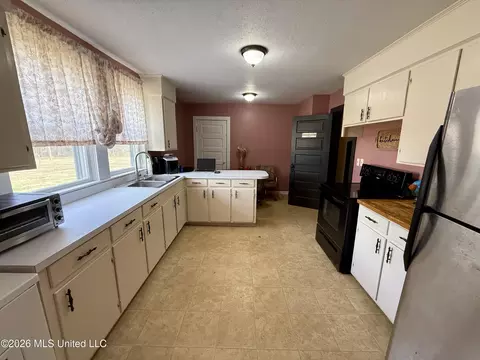 Kitchen - 9724 Old Hillsboro Rd, Forest, MS 39074 photo 1 of 3