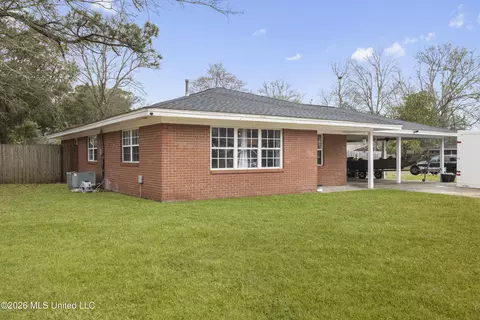 6321 Chaucer Dr, Ocean Springs, MS 39564