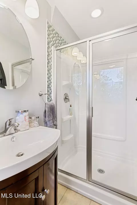 Bath - 4424 Northover Dr, Jackson, MS 39211 photo 3 of 3