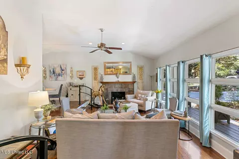 Living - 4424 Northover Dr, Jackson, MS 39211 photo 4 of 6