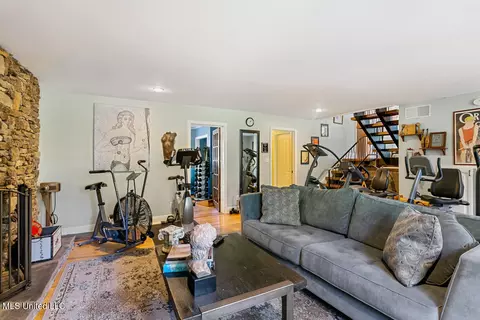 Living - 4424 Northover Dr, Jackson, MS 39211 photo 6 of 6