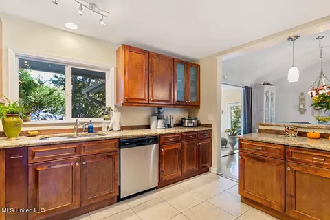 Kitchen - 4424 Northover Dr, Jackson, MS 39211 photo 3 of 5