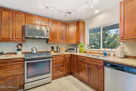 Kitchen - 4424 Northover Dr, Jackson, MS 39211 photo 1 of 5