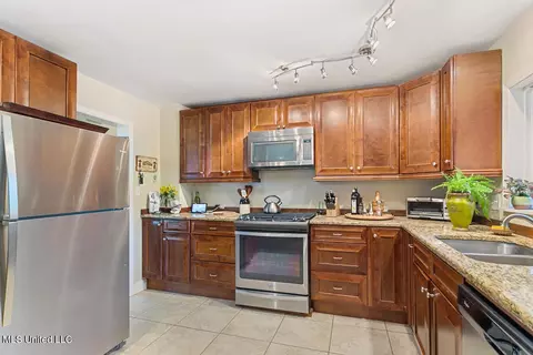 Kitchen - 4424 Northover Dr, Jackson, MS 39211 photo 2 of 5