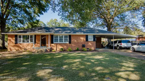 105 Park St, Batesville, MS 38606