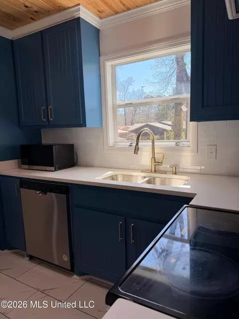 Kitchen - 947 Witsell Rd, Jackson, MS 39206 photo 1 of 4