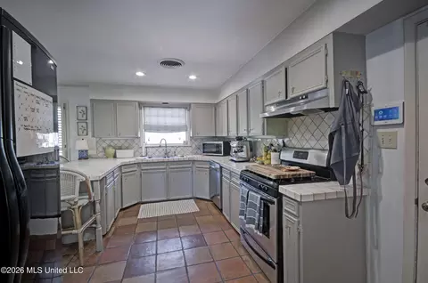 Kitchen - 1508 Robert Dr, Jackson, MS 39211 photo 2 of 5