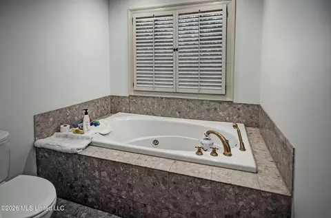 Bath - 1508 Robert Dr, Jackson, MS 39211 photo 4 of 7