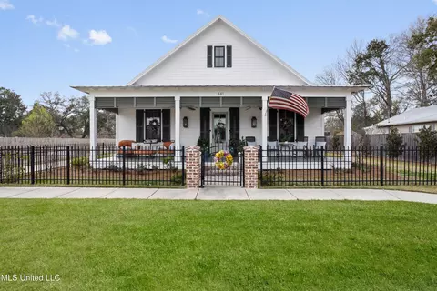 441 Bills Ave, Ocean Springs, MS 39564