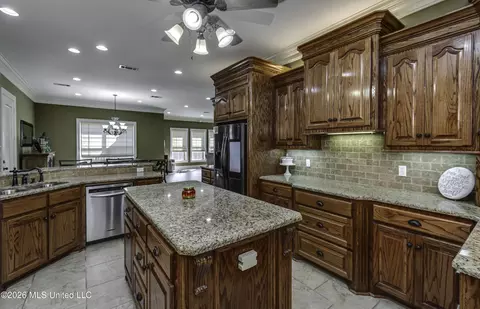 Kitchen - 109 W Legacy Dr, Brandon, MS 39042 photo 4 of 7