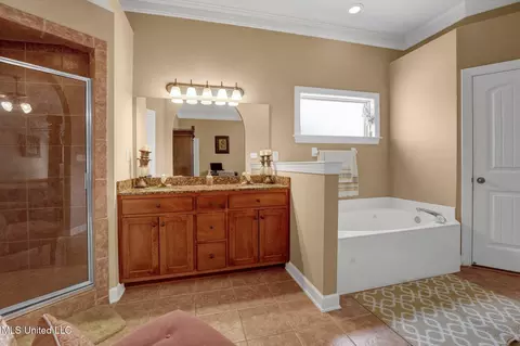 Bath - 7409 Wallingford Dr, Olive Branch, MS 38654 photo 2 of 4