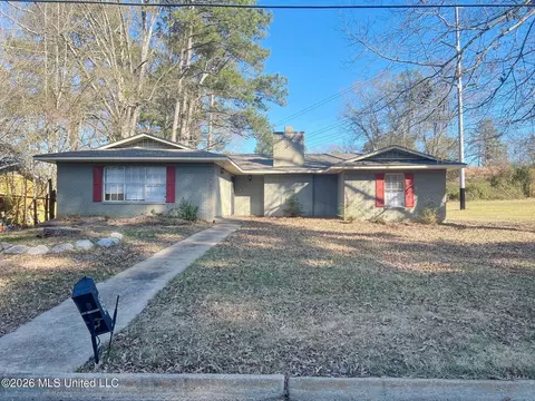 800 Meadow Hill Dr, Clinton, MS 39056