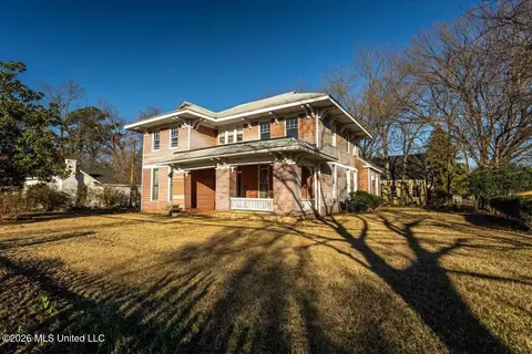 195 N Walthall St, Holly Springs, MS 38635