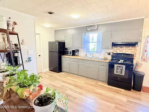 Kitchen - 740 Robinson Rd, Grenada, MS 38901 photo 2 of 2