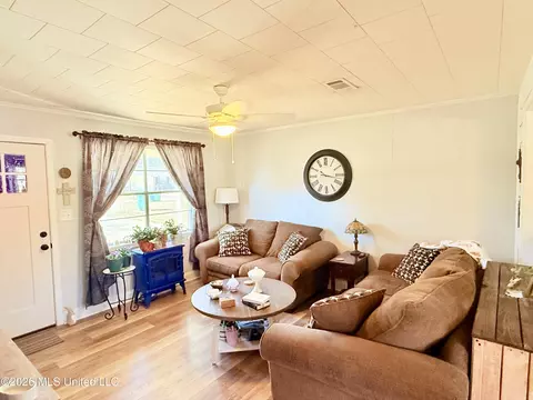 Living - 740 Robinson Rd, Grenada, MS 38901 photo 1 of 3