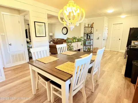 Dining - 740 Robinson Rd, Grenada, MS 38901 photo 1 of 2