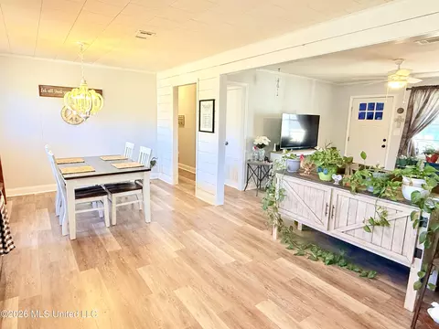 Dining - 740 Robinson Rd, Grenada, MS 38901 photo 2 of 2
