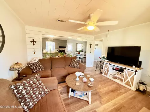 Living - 740 Robinson Rd, Grenada, MS 38901 photo 3 of 3