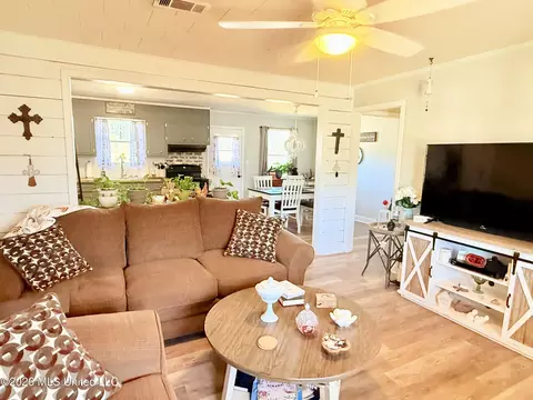 Living - 740 Robinson Rd, Grenada, MS 38901 photo 2 of 3