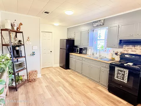 Kitchen - 740 Robinson Rd, Grenada, MS 38901 photo 1 of 2